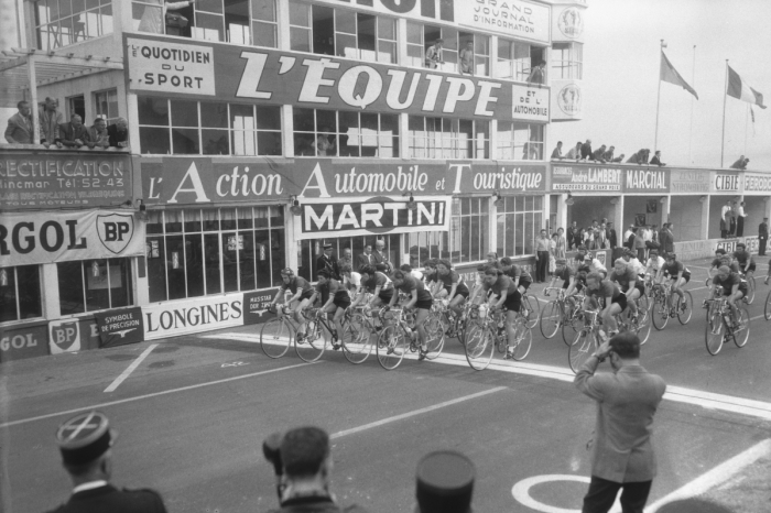 Départ du Championnat du Monde de cyclisme Femmes 1958 sur le circuit automobile de Reims-Gueux